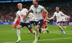 La joie de l&rsquo;attaquant Harry Kane, après avoir marqué le 2e but sur pénalty, repoussé dans un 1er temps par le gardien de but danois Kasper Schmeichel, lors de la prolongation de la demi-finale de l&rsquo;Euro 2020, le 7 juillet 2021 au stade de Wembley à Londres
