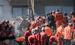 Les secouristes tentent de retrouver des survivants parmi les décombres, le 2 novembre 2020 à Izmir quelques jours aprÚs le tremblement de terre