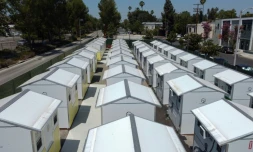 Des "mini-maisons" du quartier de Tarzana, le 9 juillet 2021 à Los Angeles, en Californie