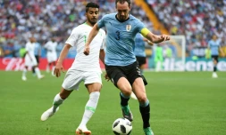 Le défenseur uruguayen Diego Godin devant le Saoudien Hussain Al Moqahwi, le 20 juin 2018 à Rostov 