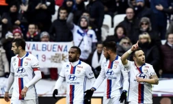 Les Lyonnais se congratulent après le but de Mathieu Valbuena contre Rennes, le 11 décembre 2016 au Parc OL