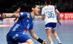 La Française Alexandra Lacrabère face aux Russes lors de l'Euro-2018, le 16 décembre 2018 à Paris