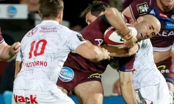 Le demi de mêlée de l'UBB Maxime Lucu (balle en main) charge les Toulonnais Louis Carbonel et Baptiste Serin à Bordeaux, le 1er mai 2022 