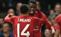 La joie de Paul Pogba, félicité par Jesse Lingard, après un but pour Manchester United, face à Fenerbahçe en Europa League, le 20 octobre 2016 à Old Trafford