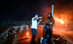 Le réalisateur Arkar Win (c) lors du tournage de son film dans la banlieue de Rangoun, le 9 avril 2019 en Birmanie