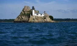 Installé sur un rocher le phare de l'île de Louët, photographié depuis Carantec, le 29 juin 2021