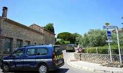 Des gendarmes bouclent un périmètre à Goult, dans le Vaucluse, où deux personnes sont mortes et trois autres gravement blessées après des tirs lors d'un mariage, le 22 juin 2025 