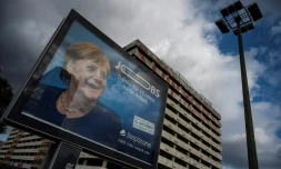 Une affiche du site de recrutement allemand StepStone montre un portrait de la chancelière allemande Angela Merkelavec l'inscription: "Mère de la Nation, merci pour ces 16 années de dur labeur", à Belrin le 22 septembre 2021
