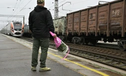Un homme, un bouquet de fleurs Ă la main, attend le train arrivant de Kiev Ă la gare de Kramatorsk, le 8 octobre 2023 en Ukraine