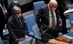 Antonio Guterres (gauche) et Vasily Nebenzya à New York le 23 février 2022