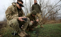 Des opérateurs de drones FPV (pilotage en immersion) de l'armée ukrainienne s'entraßnent prÚs de la ligne de front, dans la région de Donetsk, le 16 novembre 2023