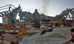 Des habitants de Sahar recherchent des victimes après un raid aérien meurtrier, le 1er novembre 2017 dans la province de Saada, au Yémen