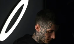 Un Ukrainien se fait tatouer à l'occasion du festival "Art Weapon", à Kiev, le 14 mai 2022