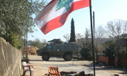 Des soldats de l'armée libanaise gardent l'entrée du village de Houla, dans le sud du Liban, le 17 février 2025
