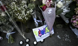 Des fleurs et des cartes dĂ©posĂ©es devant l'immeuble oĂč rĂ©sidait Lola, le 20 octobre 2022, Ă Paris