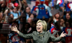 La candidate à l'investiture démocrate Hillary Clinton devant ses partisans à Philadelphie le 26 avril 2016