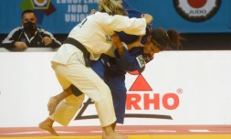 La judoka française Shirine Boukli (en bleu) en quarts de finale du Championnat d'Europe, le 19 novembre 2020 à Prague