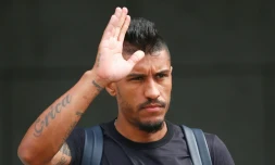 Le milieu de terrain du Brésil Paulinho quitte l'hôtel de Kazan après la défaite face à la Belgique en quarts de finale du Mondial le 7 juillet 2018