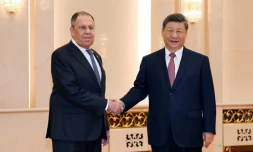 Photo diffusée sur le compte Telegram du ministÚre russe des Affaires étrangÚres, le 15 avril 2026, montrant le ministre russe des Affaires étrangÚres, Sergueï Lavrov (g) et le président chinois Xi Jinping à Pékin