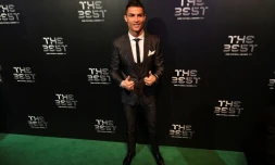 L'attaquant du Real Madrid et du Portugal Cristiano Ronaldo pose devant les photographes avant de recevoir le prix Fifa du meilleur joueur de l'année, le 23 octobre 2017 à Londres