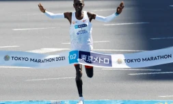 Le Kényan Eliud Kipchoge franchit la ligne d'arrivée du marathon de Tokyon le 6 mars 2022