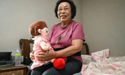 Bang Chun-ja, une Sud-Coréenne de 78 ans vivant seule, tient sa poupée IA Hyodol, le 29 avril 2026 à Yongin, en Corée du Sud