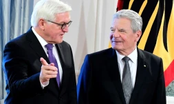 Joachim Gauck (D) va céder son fauteuil de président à Frank-Walter Steinmeier, tous deux photographiés le 27 janvier 2017 à Berlin