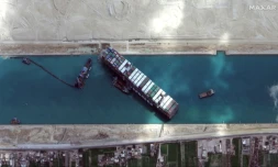 Image satellite diffusée le 28 mars 2021 par Maxar Technologies du porte-conteneurs Ever Given bloquant le canal de Suez