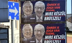Sur cette affiche placardée en Hongrie par le parti de Viktor Orban, on peut lire "Vous avez aussi le droit de savoir ce que Bruxelles prépare", à côté des portraits de George Soros et Jean-Claude Juncker. Photographie prise le 26 février 2019 à Budapest