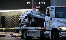 Un véhicule est emporté par les autorités après qu'une voiture a foncé dans la foule rassemblée devant une boît de nuit dans la nuit du 19 juillet 2025, à Hollywood, Los Angeles
 