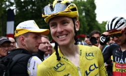 Le Slovène Tadej Pogacar célèbre sa victoire dans le Tour de France 2025 après l'arrivée sur les Champs-Elysées, à Paris, le 27 juillet 2025