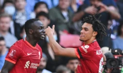 La joie de l'attaquant sénégalais de Liverpool Sadio Mané, auteur du 3e but et d'un doublé, lors de la victoire des Reds, 3-2 face à Manchester City, en demi-finale de la Coupe d'Angleterre, le 16 avril 2022 au Stade de Wembley à Londres