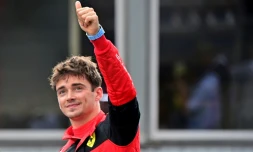 La joie du Monégasque Charles Leclerc (Ferrari), après avoir décroché la pole position du Grand Prix de Formule 1 de Monaco, le 28 mai 2022, devant son coéquipier, l'Espagnol Carlos Sainz