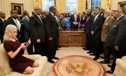 La conseillère du président américain Donald Trump, Kellyanne Conway (g), agenouillée sur un sofa pour prendre une photo du président, le 27 février 2017 dans le Bureau Ovale de la Maison Blanche