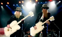 Le bassiste et chanteur du groupe ZZ Top, Dusty Hill, ici à gauche sur scène le 25 avril 2015 en Californie, est décédé à 72 ans à Houston au Texas, a annoncé le groupe