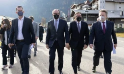 De gauche à droite, le ministre autrichien de la santé Wolfgang Mueckstein, le chancellier Alexander Schallenberg, le gouverneur du Tyrol Guenther Platter et le président de l'Association des villes autrichienne  Michael Ludwig le 19 novembre 2021 à Pertisau