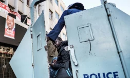 Arrestation de sympathisants du parti de l'opposition zimbabwéen, le Mouvement pour le changement démocratique (MDC)de Nelson Chamisa, le 2 août 2018