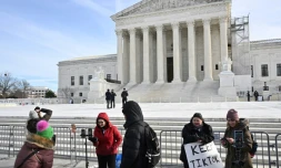 Des partisans du réseau social TikTok devant la La Cour suprême des Etats-Unis, à Washington, le 10 janvier 2025