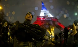 Un soldat français en patrouille au pied de la tour Eiffel à Paris, le 17 novembre 2015