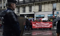 Un policier surveille la manifestation contre l'état d'urgence place de République à Paris le 30 janvier 2016