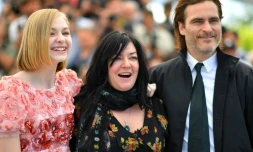 L'actrice russo-americaine Ekaterina Samsonov, la réalisatrice britannique Lynne Ramsay et l'acteur américain Joaquin Phoenix posent pour la présentation du film "You were never really here", le 27 mai 2017 au Festival de Cannes