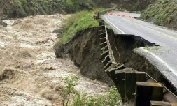 Une section de route emportée par une rivière en crue dans le parc national de Yellowstone, le 13 juin 2022