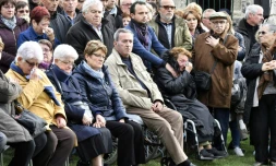 Des personnes rendent hommage aux victimes de l'accident de Puisseguin dans la commune, le 23 octobre 2016