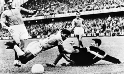 L'attaquant brésilien Garrincha à la lutte avec le gardien français Claude Abbes en demi-finale du Mondial suédois à Stockholm, le 24 juin 1958