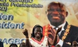 Simone Gbagbo, le 15 janvier 2011, danse devant un portrait de son mari, le président ivoirien Laurent Gbagbo, lors d'un meeting électoral à Abidjan. 
