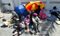 Des migrants devant les bureaux de l'Organisation internationale pour les migrations (OIM) à Tunis, le 12 avril 2023