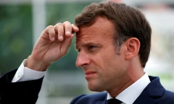 Emmanuel Macron lors d'une visite en Bretagne dans une exploitation agricole le 22 avril 2020