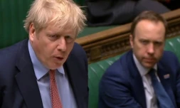 Le Premier ministre britannique Boris Johnson et son ministre de la Santé Matt Hancock, sur une capture vidéo du Parlement britannique, à Londres le 25 mars 2020