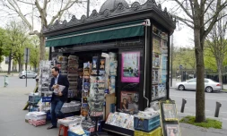Un kiosque à journaux à Paris, le 16 avril 2013.