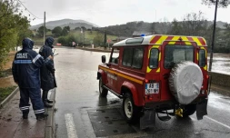 Des policiers échangent avec des pompiers, à Roquebrune-sur-Argens, le 1er novembre 2018